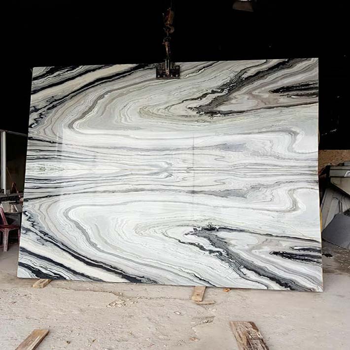 Giá đá hoa cương granite không cao như bạn tưởng Nhiều khách hàng nghĩ răng giá đá hoa cương granite cao và đắn đo trong việc lựa chọn đá granite cho thiết kế nhà đẹp. Tuy nhiên giá đá granite có cao hay không sẽ được tiết lộ trong bài viết ngắn dưới đây. Đặc điểm của đá hoa cương granite Đá hoa cương granite là loại đá tự nhiên được hình thành từ được hình thành do sự biến chất của các loại đá vôi, đá carbonate hay đá dolomit. Đá hoa cương gây ấn tượng cho khách hàng bởi màu sắc phong phú và mẫu mã đa dạng. Những gam màu như trắng, xanh ngọc, hồng, kem... góp phần tạo nên sự thanh lịch. Trong khi đó màu đen, nâu, vàng saphia mang đến sự quý phái, sang trọng trong các thiết kế. Sử dụng đá hoa cương phù hợp sẽ tạo nên sự hài hòa về màu sắc và làm cho không gian trở nên đẳng cấp hơn. Đá hoa cương granite với độ bền cao, chịu lực khá tốt, không bị trầy xước. Bề mặt sáng bóng, không thấm nước cũng là ưu điểm khiến cho nhiều khách hàng thích thú với loại đá này. Chỉ cần một chiếc khăn mềm là mọi vết dầu mỡ, bụi bẩn được làm sạch nhanh chóng. Đá hoa cương đẹp và mẫu mã đa dạng nên được khá nhiều khách hàng ưa chuộng. Loại đá này được sử dụng khá nhiều trong ốp lát cầu thang, bàn bếp hay mặt tiền ngôi nhà. Sự tiện ích này khiến cho độ hot của đá hoa cương granite không bao giờ giảm.  Giá đá hoa cương granite  Thuộc dòng đá hoa cương cao cấp, nhiều người lầm tưởng giá đá hoa cương cao. Tuy nhiên giá đá hoa cương granite không cao như bạn tưởng. Hiện nay đá hoa cương granite có giá thành khá rẻ, dao động từ 450.000 – 2.000.000đ/m2. Tuy nhiên giá đá hoa cương granite còn phụ thuộc vào rất nhiều yếu tố. Trong đó có cơ sở sản xuất, thời gian mua, mẫu mã màu sắc. -	Mẫu mã Đây là yếu tố quan trọng quyết định đến giá thành đá hoa cương granite. Hầu hết những mẫu đá hoa cương granite nhập khẩu với vân màu sống động, màu sắc tinh tế sẽ cho giá cao hơn. Có thể kể đến đá hoa cương đen kim sa, đỏ Ấn Độ hay đá vàng sapohia từ 1.000.000 – 2.000.000/m2. Tuy nhiên những mẫu đá hoa cương trong nước giá cả phải chăng và màu sắc khá được lòng khách hàng. Một số mẫu đá hoa cương có giá từ 400.000/m2 như đá hoa cương tím Khánh Hoà, trắng Bình Định hay hồng Phan Giang.  -	Cơ sở sản xuất Hiện nay có nhiều cơ sở sản xuất đá hoa cương granite. Do đó mức giá đá hoa cương cũng sẽ khác nhau. Điều này cũng dễ hiểu bởi cơ sở nào sản xuất và gia công đá hoa cương chất lượng, mẫu mã đẹp sẽ có chi phí cao hơn. Ngoài ra tay nghề thợ cũng sẽ quyết định đến giá đá hoa cương. Thợ chế tác góp phần quan trọng tạo nên những sản phẩm đá hoa cương độc đáo, mẫu mã đẹp và độ bền cao. Để tham khảo nhiều hơn những mẫu đá hoa cương hot nhất năm 2017, bạn có thể đến trực tiếp showroom Kim Thịnh Phát. Đến đây bạn sẽ được cung cấp mọi thông tin về sản phẩm và tư vấn chọn đá hoa cương phù hợp giúp tiết kiệm chi phí.