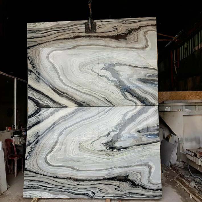 Giá đá hoa cương granite không cao như bạn tưởng Nhiều khách hàng nghĩ răng giá đá hoa cương granite cao và đắn đo trong việc lựa chọn đá granite cho thiết kế nhà đẹp. Tuy nhiên giá đá granite có cao hay không sẽ được tiết lộ trong bài viết ngắn dưới đây. Đặc điểm của đá hoa cương granite Đá hoa cương granite là loại đá tự nhiên được hình thành từ được hình thành do sự biến chất của các loại đá vôi, đá carbonate hay đá dolomit. Đá hoa cương gây ấn tượng cho khách hàng bởi màu sắc phong phú và mẫu mã đa dạng. Những gam màu như trắng, xanh ngọc, hồng, kem... góp phần tạo nên sự thanh lịch. Trong khi đó màu đen, nâu, vàng saphia mang đến sự quý phái, sang trọng trong các thiết kế. Sử dụng đá hoa cương phù hợp sẽ tạo nên sự hài hòa về màu sắc và làm cho không gian trở nên đẳng cấp hơn. Đá hoa cương granite với độ bền cao, chịu lực khá tốt, không bị trầy xước. Bề mặt sáng bóng, không thấm nước cũng là ưu điểm khiến cho nhiều khách hàng thích thú với loại đá này. Chỉ cần một chiếc khăn mềm là mọi vết dầu mỡ, bụi bẩn được làm sạch nhanh chóng. Đá hoa cương đẹp và mẫu mã đa dạng nên được khá nhiều khách hàng ưa chuộng. Loại đá này được sử dụng khá nhiều trong ốp lát cầu thang, bàn bếp hay mặt tiền ngôi nhà. Sự tiện ích này khiến cho độ hot của đá hoa cương granite không bao giờ giảm.  Giá đá hoa cương granite  Thuộc dòng đá hoa cương cao cấp, nhiều người lầm tưởng giá đá hoa cương cao. Tuy nhiên giá đá hoa cương granite không cao như bạn tưởng. Hiện nay đá hoa cương granite có giá thành khá rẻ, dao động từ 450.000 – 2.000.000đ/m2. Tuy nhiên giá đá hoa cương granite còn phụ thuộc vào rất nhiều yếu tố. Trong đó có cơ sở sản xuất, thời gian mua, mẫu mã màu sắc. -	Mẫu mã Đây là yếu tố quan trọng quyết định đến giá thành đá hoa cương granite. Hầu hết những mẫu đá hoa cương granite nhập khẩu với vân màu sống động, màu sắc tinh tế sẽ cho giá cao hơn. Có thể kể đến đá hoa cương đen kim sa, đỏ Ấn Độ hay đá vàng sapohia từ 1.000.000 – 2.000.000/m2. Tuy nhiên những mẫu đá hoa cương trong nước giá cả phải chăng và màu sắc khá được lòng khách hàng. Một số mẫu đá hoa cương có giá từ 400.000/m2 như đá hoa cương tím Khánh Hoà, trắng Bình Định hay hồng Phan Giang.  -	Cơ sở sản xuất Hiện nay có nhiều cơ sở sản xuất đá hoa cương granite. Do đó mức giá đá hoa cương cũng sẽ khác nhau. Điều này cũng dễ hiểu bởi cơ sở nào sản xuất và gia công đá hoa cương chất lượng, mẫu mã đẹp sẽ có chi phí cao hơn. Ngoài ra tay nghề thợ cũng sẽ quyết định đến giá đá hoa cương. Thợ chế tác góp phần quan trọng tạo nên những sản phẩm đá hoa cương độc đáo, mẫu mã đẹp và độ bền cao. Để tham khảo nhiều hơn những mẫu đá hoa cương hot nhất năm 2017, bạn có thể đến trực tiếp showroom Kim Thịnh Phát. Đến đây bạn sẽ được cung cấp mọi thông tin về sản phẩm và tư vấn chọn đá hoa cương phù hợp giúp tiết kiệm chi phí.