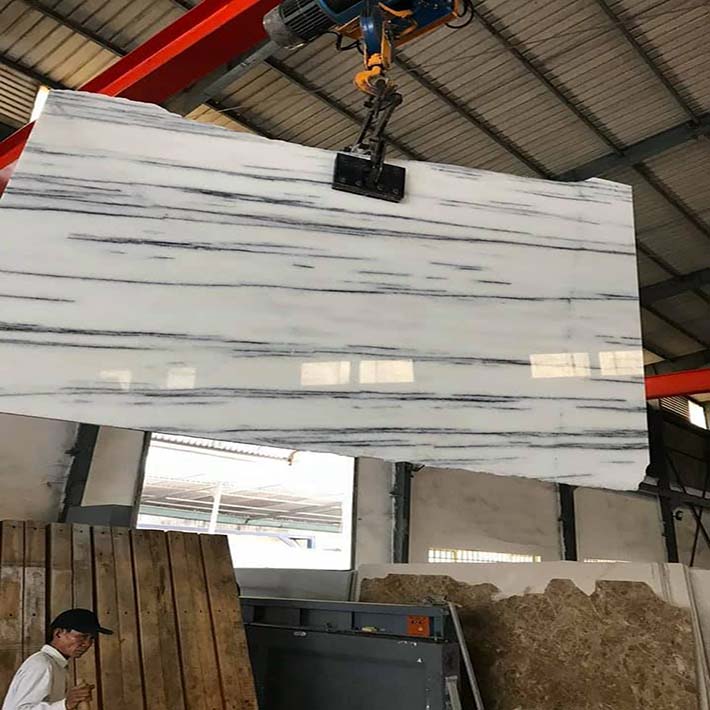 Giá đá hoa cương granite không cao như bạn tưởng Nhiều khách hàng nghĩ răng giá đá hoa cương granite cao và đắn đo trong việc lựa chọn đá granite cho thiết kế nhà đẹp. Tuy nhiên giá đá granite có cao hay không sẽ được tiết lộ trong bài viết ngắn dưới đây. Đặc điểm của đá hoa cương granite Đá hoa cương granite là loại đá tự nhiên được hình thành từ được hình thành do sự biến chất của các loại đá vôi, đá carbonate hay đá dolomit. Đá hoa cương gây ấn tượng cho khách hàng bởi màu sắc phong phú và mẫu mã đa dạng. Những gam màu như trắng, xanh ngọc, hồng, kem... góp phần tạo nên sự thanh lịch. Trong khi đó màu đen, nâu, vàng saphia mang đến sự quý phái, sang trọng trong các thiết kế. Sử dụng đá hoa cương phù hợp sẽ tạo nên sự hài hòa về màu sắc và làm cho không gian trở nên đẳng cấp hơn. Đá hoa cương granite với độ bền cao, chịu lực khá tốt, không bị trầy xước. Bề mặt sáng bóng, không thấm nước cũng là ưu điểm khiến cho nhiều khách hàng thích thú với loại đá này. Chỉ cần một chiếc khăn mềm là mọi vết dầu mỡ, bụi bẩn được làm sạch nhanh chóng. Đá hoa cương đẹp và mẫu mã đa dạng nên được khá nhiều khách hàng ưa chuộng. Loại đá này được sử dụng khá nhiều trong ốp lát cầu thang, bàn bếp hay mặt tiền ngôi nhà. Sự tiện ích này khiến cho độ hot của đá hoa cương granite không bao giờ giảm.  Giá đá hoa cương granite  Thuộc dòng đá hoa cương cao cấp, nhiều người lầm tưởng giá đá hoa cương cao. Tuy nhiên giá đá hoa cương granite không cao như bạn tưởng. Hiện nay đá hoa cương granite có giá thành khá rẻ, dao động từ 450.000 – 2.000.000đ/m2. Tuy nhiên giá đá hoa cương granite còn phụ thuộc vào rất nhiều yếu tố. Trong đó có cơ sở sản xuất, thời gian mua, mẫu mã màu sắc. -	Mẫu mã Đây là yếu tố quan trọng quyết định đến giá thành đá hoa cương granite. Hầu hết những mẫu đá hoa cương granite nhập khẩu với vân màu sống động, màu sắc tinh tế sẽ cho giá cao hơn. Có thể kể đến đá hoa cương đen kim sa, đỏ Ấn Độ hay đá vàng sapohia từ 1.000.000 – 2.000.000/m2. Tuy nhiên những mẫu đá hoa cương trong nước giá cả phải chăng và màu sắc khá được lòng khách hàng. Một số mẫu đá hoa cương có giá từ 400.000/m2 như đá hoa cương tím Khánh Hoà, trắng Bình Định hay hồng Phan Giang.  -	Cơ sở sản xuất Hiện nay có nhiều cơ sở sản xuất đá hoa cương granite. Do đó mức giá đá hoa cương cũng sẽ khác nhau. Điều này cũng dễ hiểu bởi cơ sở nào sản xuất và gia công đá hoa cương chất lượng, mẫu mã đẹp sẽ có chi phí cao hơn. Ngoài ra tay nghề thợ cũng sẽ quyết định đến giá đá hoa cương. Thợ chế tác góp phần quan trọng tạo nên những sản phẩm đá hoa cương độc đáo, mẫu mã đẹp và độ bền cao. Để tham khảo nhiều hơn những mẫu đá hoa cương hot nhất năm 2017, bạn có thể đến trực tiếp showroom Kim Thịnh Phát. Đến đây bạn sẽ được cung cấp mọi thông tin về sản phẩm và tư vấn chọn đá hoa cương phù hợp giúp tiết kiệm chi phí.