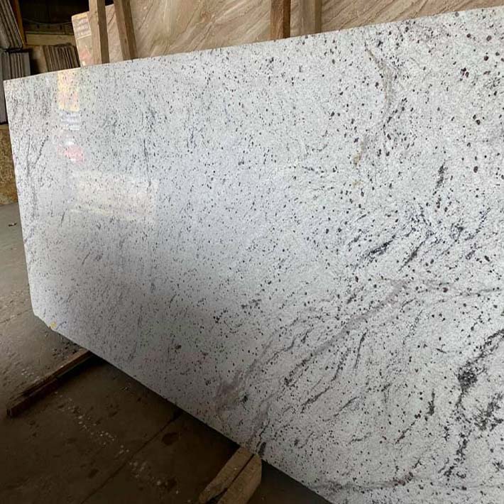 Giá đá hoa cương granite không cao như bạn tưởng Nhiều khách hàng nghĩ răng giá đá hoa cương granite cao và đắn đo trong việc lựa chọn đá granite cho thiết kế nhà đẹp. Tuy nhiên giá đá granite có cao hay không sẽ được tiết lộ trong bài viết ngắn dưới đây. Đặc điểm của đá hoa cương granite Đá hoa cương granite là loại đá tự nhiên được hình thành từ được hình thành do sự biến chất của các loại đá vôi, đá carbonate hay đá dolomit. Đá hoa cương gây ấn tượng cho khách hàng bởi màu sắc phong phú và mẫu mã đa dạng. Những gam màu như trắng, xanh ngọc, hồng, kem... góp phần tạo nên sự thanh lịch. Trong khi đó màu đen, nâu, vàng saphia mang đến sự quý phái, sang trọng trong các thiết kế. Sử dụng đá hoa cương phù hợp sẽ tạo nên sự hài hòa về màu sắc và làm cho không gian trở nên đẳng cấp hơn. Đá hoa cương granite với độ bền cao, chịu lực khá tốt, không bị trầy xước. Bề mặt sáng bóng, không thấm nước cũng là ưu điểm khiến cho nhiều khách hàng thích thú với loại đá này. Chỉ cần một chiếc khăn mềm là mọi vết dầu mỡ, bụi bẩn được làm sạch nhanh chóng. Đá hoa cương đẹp và mẫu mã đa dạng nên được khá nhiều khách hàng ưa chuộng. Loại đá này được sử dụng khá nhiều trong ốp lát cầu thang, bàn bếp hay mặt tiền ngôi nhà. Sự tiện ích này khiến cho độ hot của đá hoa cương granite không bao giờ giảm.  Giá đá hoa cương granite  Thuộc dòng đá hoa cương cao cấp, nhiều người lầm tưởng giá đá hoa cương cao. Tuy nhiên giá đá hoa cương granite không cao như bạn tưởng. Hiện nay đá hoa cương granite có giá thành khá rẻ, dao động từ 450.000 – 2.000.000đ/m2. Tuy nhiên giá đá hoa cương granite còn phụ thuộc vào rất nhiều yếu tố. Trong đó có cơ sở sản xuất, thời gian mua, mẫu mã màu sắc. -	Mẫu mã Đây là yếu tố quan trọng quyết định đến giá thành đá hoa cương granite. Hầu hết những mẫu đá hoa cương granite nhập khẩu với vân màu sống động, màu sắc tinh tế sẽ cho giá cao hơn. Có thể kể đến đá hoa cương đen kim sa, đỏ Ấn Độ hay đá vàng sapohia từ 1.000.000 – 2.000.000/m2. Tuy nhiên những mẫu đá hoa cương trong nước giá cả phải chăng và màu sắc khá được lòng khách hàng. Một số mẫu đá hoa cương có giá từ 400.000/m2 như đá hoa cương tím Khánh Hoà, trắng Bình Định hay hồng Phan Giang.  -	Cơ sở sản xuất Hiện nay có nhiều cơ sở sản xuất đá hoa cương granite. Do đó mức giá đá hoa cương cũng sẽ khác nhau. Điều này cũng dễ hiểu bởi cơ sở nào sản xuất và gia công đá hoa cương chất lượng, mẫu mã đẹp sẽ có chi phí cao hơn. Ngoài ra tay nghề thợ cũng sẽ quyết định đến giá đá hoa cương. Thợ chế tác góp phần quan trọng tạo nên những sản phẩm đá hoa cương độc đáo, mẫu mã đẹp và độ bền cao. Để tham khảo nhiều hơn những mẫu đá hoa cương hot nhất năm 2017, bạn có thể đến trực tiếp showroom Kim Thịnh Phát. Đến đây bạn sẽ được cung cấp mọi thông tin về sản phẩm và tư vấn chọn đá hoa cương phù hợp giúp tiết kiệm chi phí.