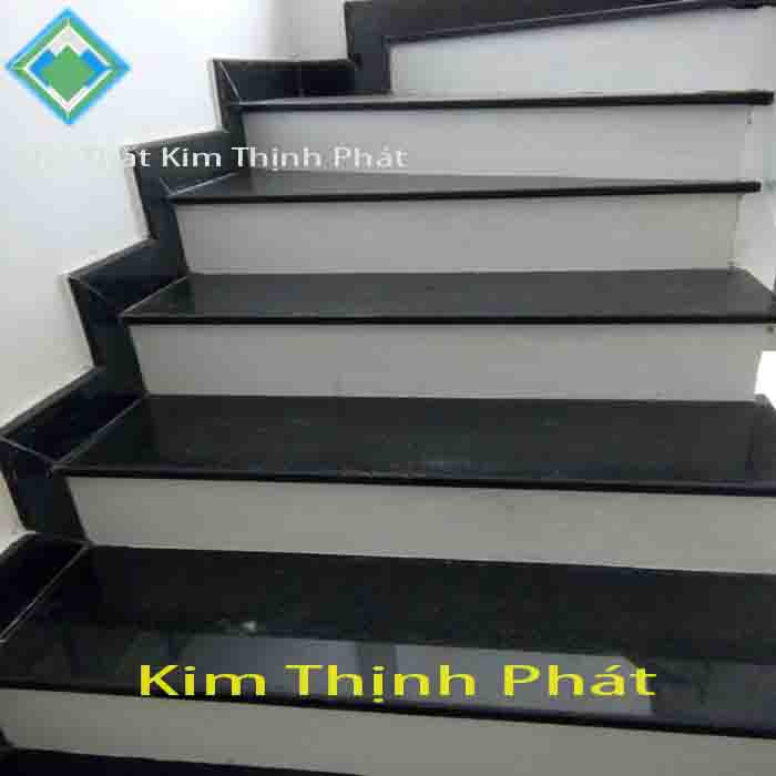 Đá hoa cương cầu thang để ốp tường trong không gian biệt thự